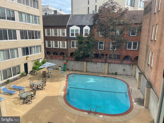 Building Photo - 922 24th St NW