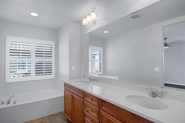 Building Photo - 607 Calle Vibrante