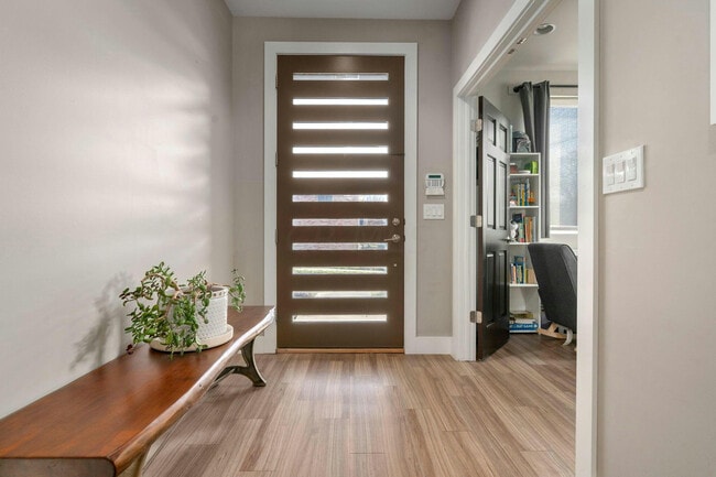 Building Photo - 484 E Kossuth St