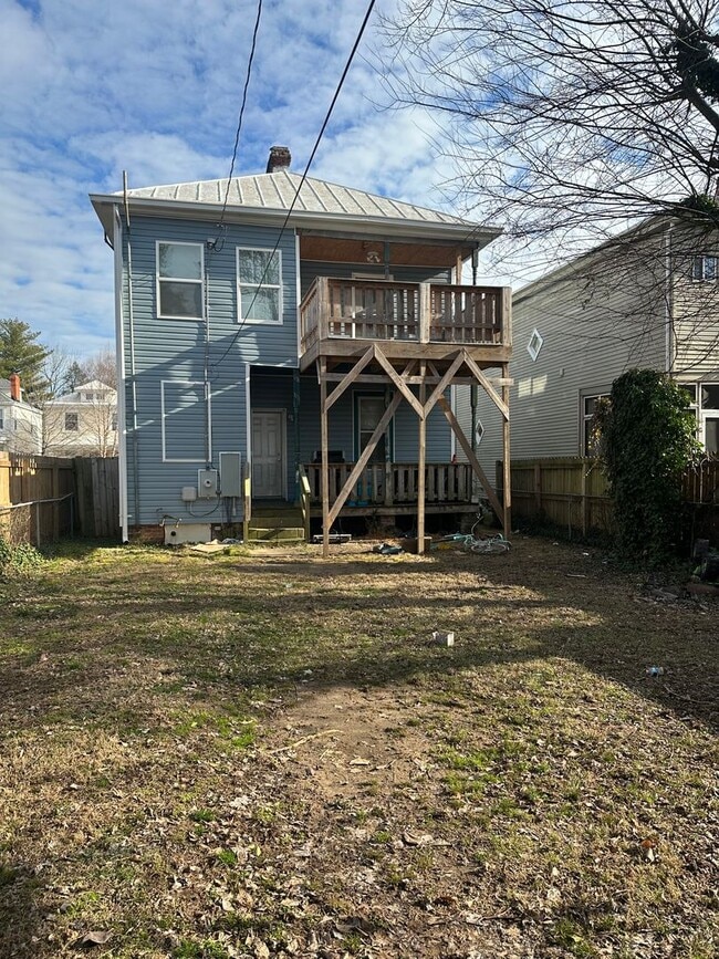 Building Photo - 5 bed 2 bath, central all electric HVAC, laundry, fenced yard house!