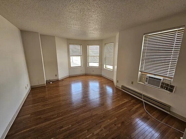 Primary Photo - 608 King St