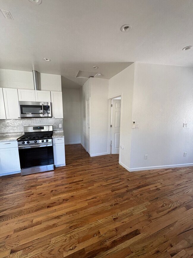 Building Photo - R311