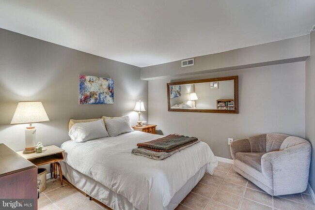 Building Photo - 912 Green St