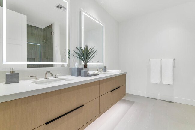 Building Photo - 5000 N Camelback Rdg Dr