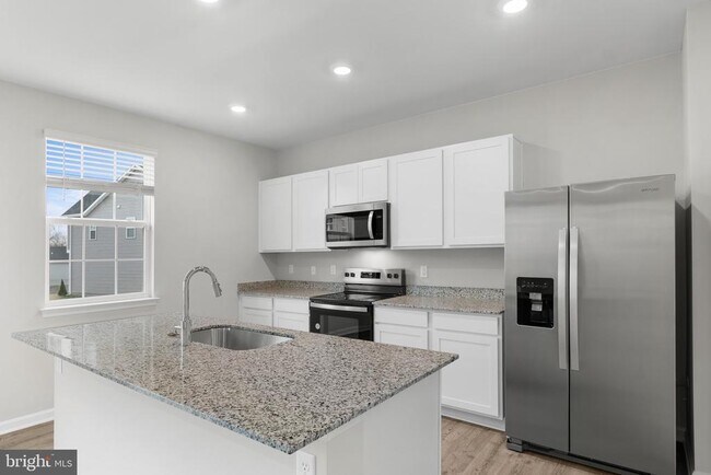Building Photo - 3210 White Tail Dr