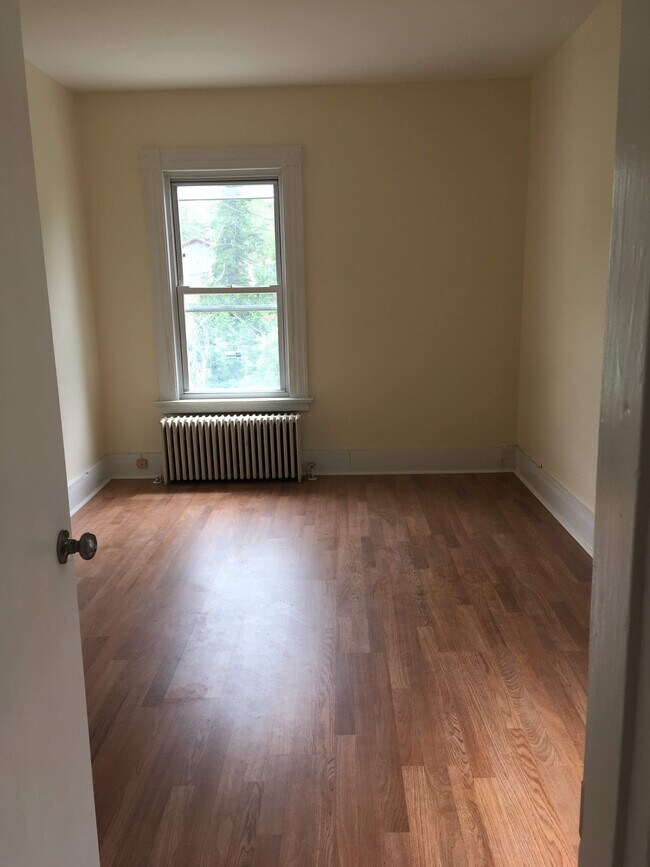 Building Photo - 196 Frank St