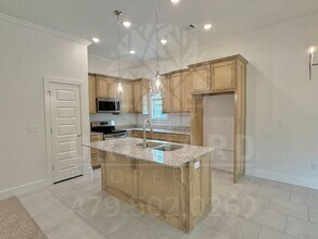 Building Photo - Single-Family Home- 2 Bed/ 2 Bath w/ Hobby...