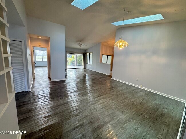 Building Photo - 1921 Sprucewood Way