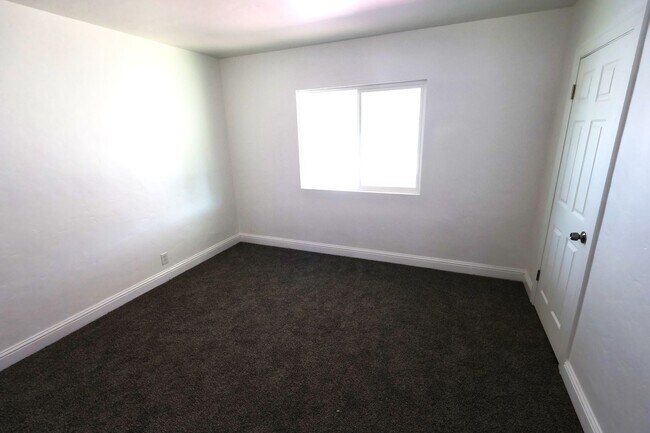 Building Photo - Updated and Stunning 2 Bedroom 1 Bathroom ...