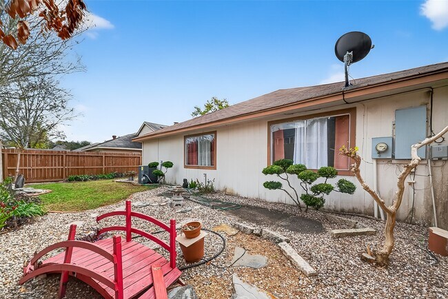 Building Photo - 8122 Sandy Glen Ln