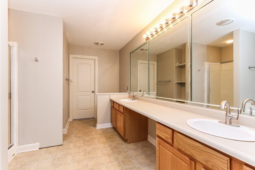 Building Photo - 9718 Rhodes Ln