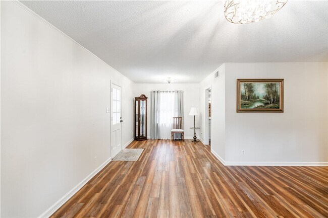 Building Photo - 3 Bedroom Home in Convenient Location