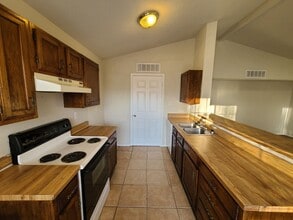 Building Photo - 2423/2425 Limestone Dr.