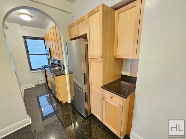 Building Photo - Spacious 2-Bedroom in Midtown East | 7th F...