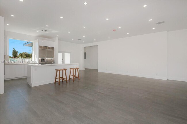 Building Photo - 651 NE 172nd St