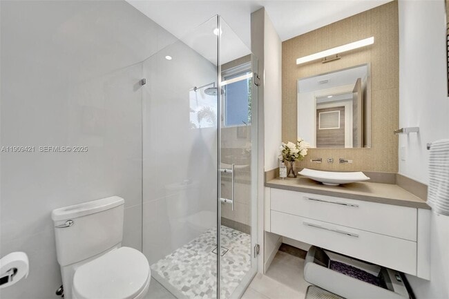 Building Photo - 544 N Victoria Park Rd