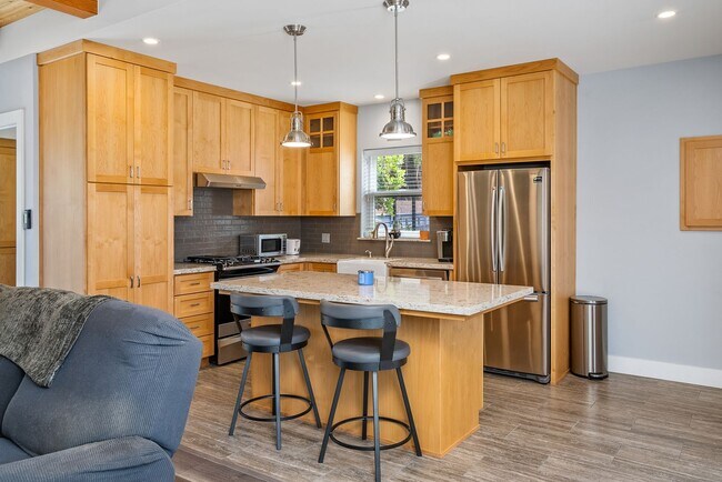 Building Photo - 1481 Hollister Ln