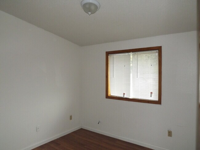 Building Photo - Nice 3 Bedroom 1 3/4 Bath Home in Spanaway!