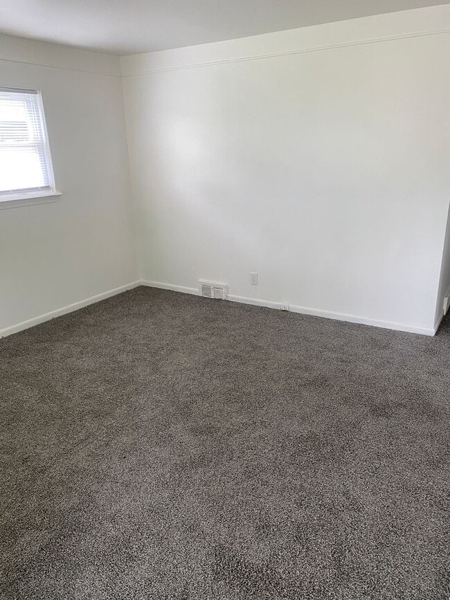 Building Photo - Freshly painted 3 bedroom, 1 1/2bath ranch...