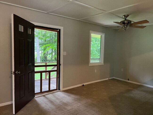 Building Photo - 1 BED 1 BATH PRIVATE RETREAT!