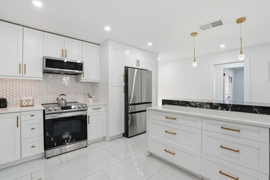 Building Photo - 208 Erie Dr