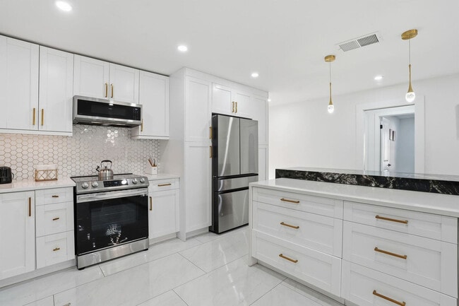 Building Photo - 208 Erie Dr