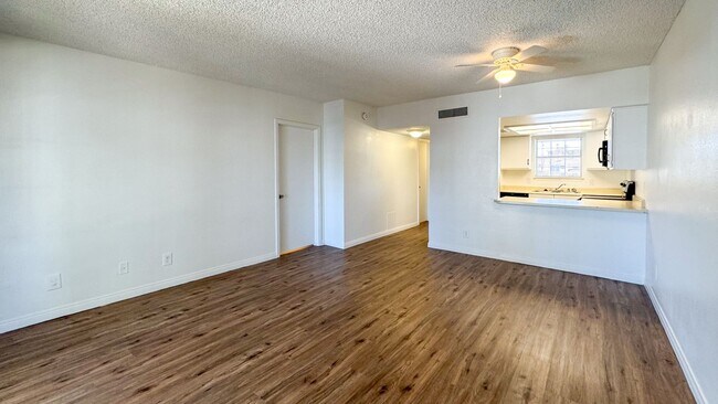 Building Photo - Las Vegas 2-Bed, 2-Bath Condo in Secure Ga...