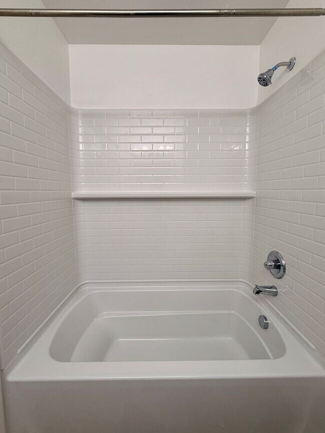 Building Photo - Lovely 5-bedroom, 2¾-bath home located in ...