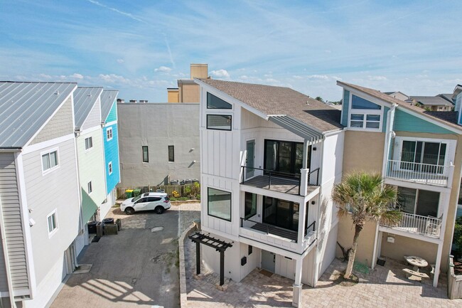 Building Photo - The townhome with ocean views from every room