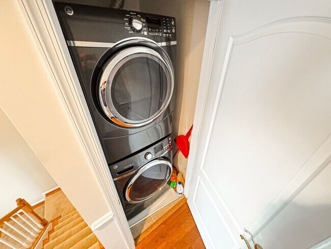 Building Photo - Stunning 3 Bed 2/2 Bath End-Unit Townhome In Desired Stone Ridge South