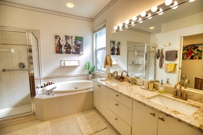 Building Photo - Seasonal Short-Term Single Family Pool Home in Pelican Pointe Golf & Country Club!