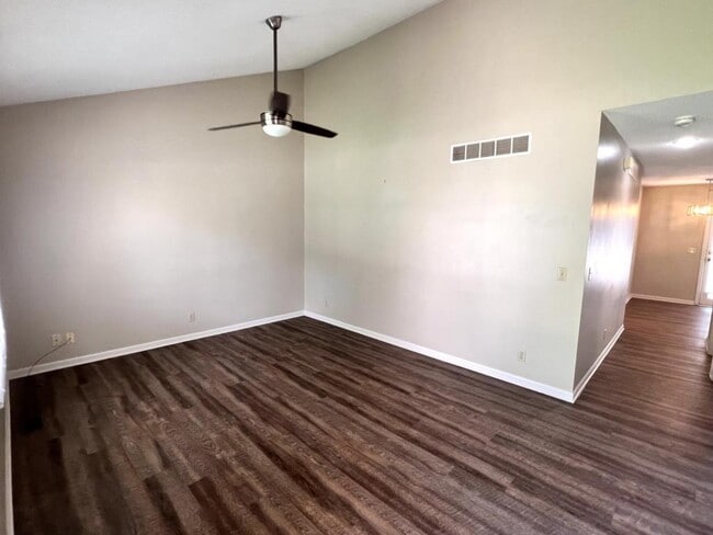 Building Photo - 114 Persimmon Dr