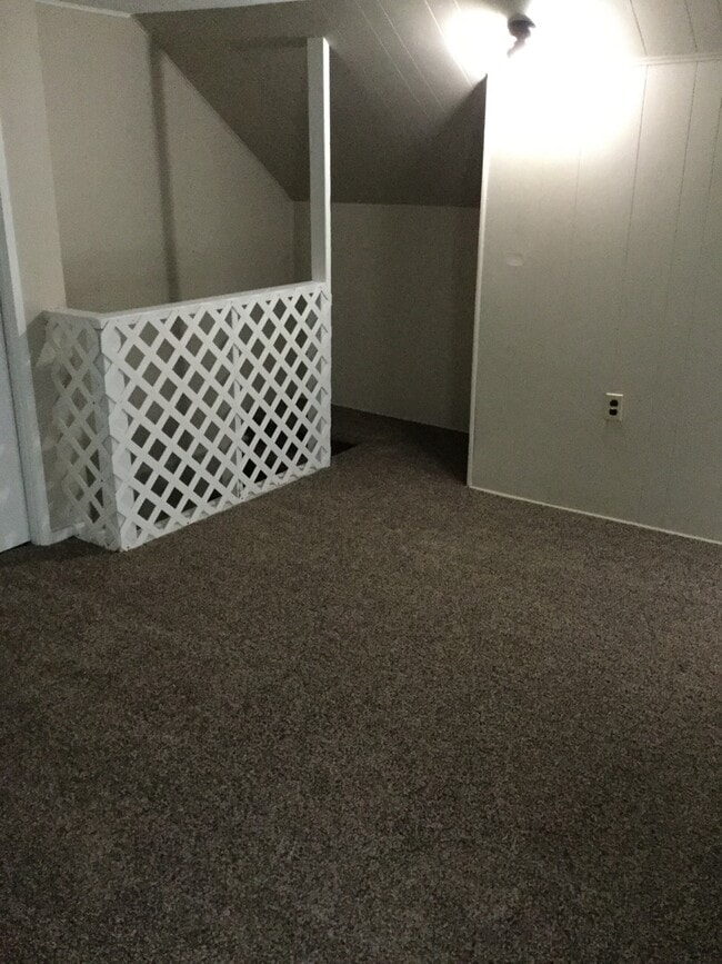 Building Photo - 3 Bedroom, 2 1/2  Bathroom half duplex, $1...