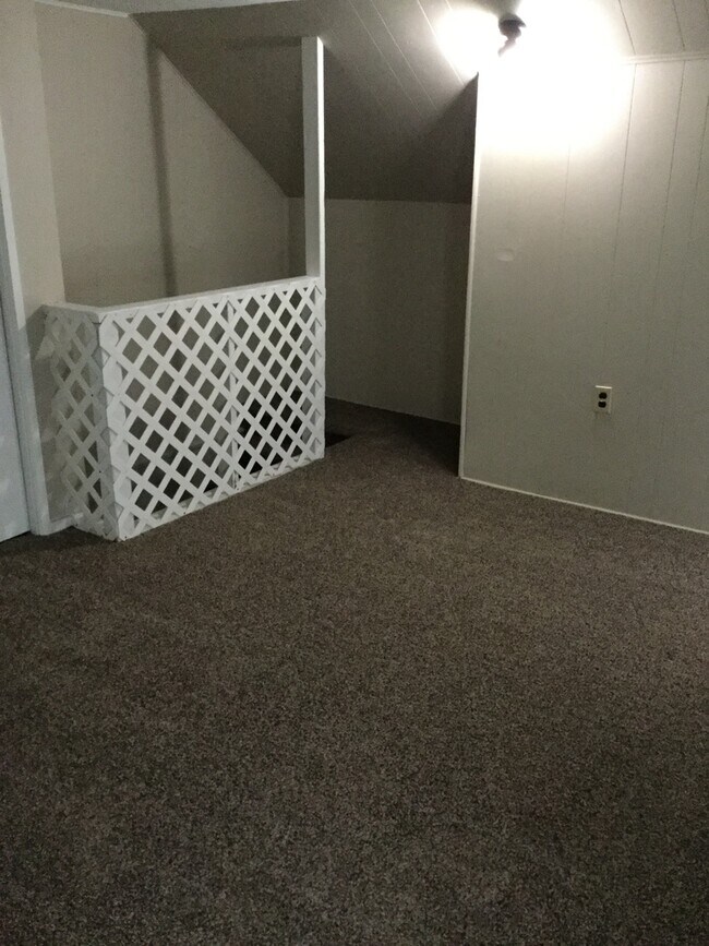 Building Photo - 3 Bedroom, 2 1/2  Bathroom half duplex, $1100 mo - Available December 19