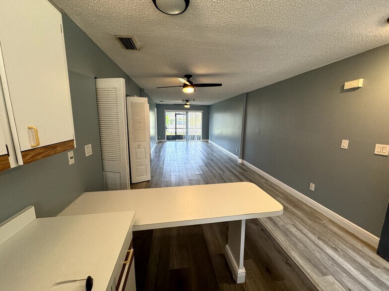 Building Photo - 313 Dirksen Dr