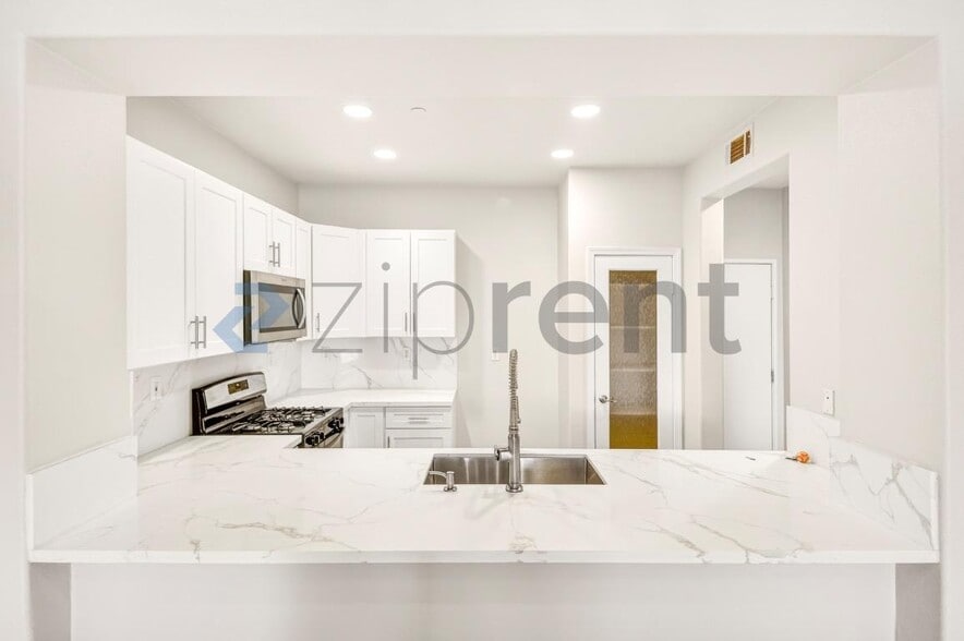 Building Photo - 15916 Lasselle St