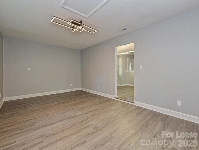 Building Photo - 633 Pennwood Ln