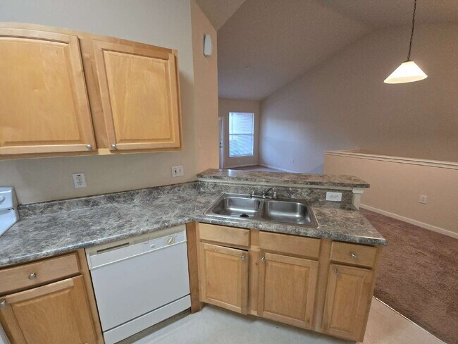 Building Photo - "Charming 1-Bedroom Condo Retreat in Tampa's Serene Villa View Circle"