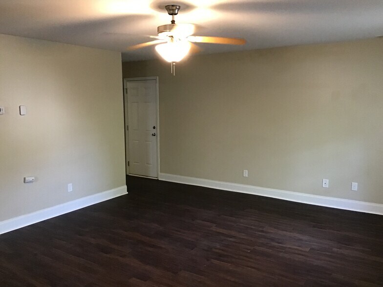 Building Photo - 130 Crossing Cir