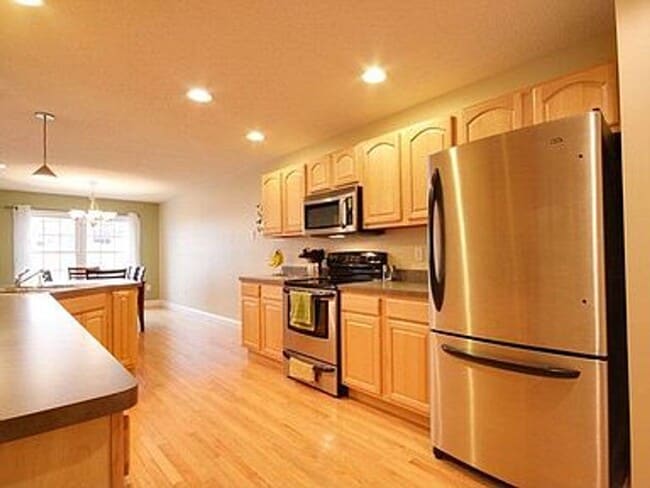Building Photo - Spacious home with 5 bedrooms and 3 full b...