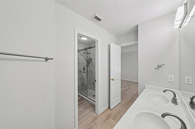 Building Photo - 5807 Bayberry Way