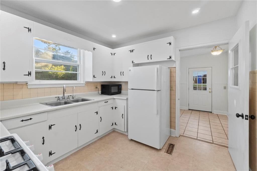 Building Photo - 1340 Cumberland Dr