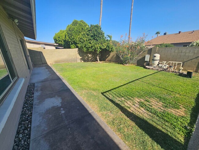 Building Photo - 3 Bedroom 2 Bath Furnished Home