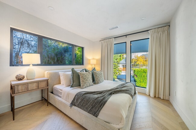 Building Photo - 2221 Bowmont Dr