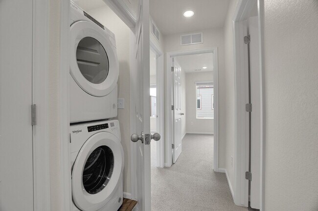 Building Photo - $3,330.95 with $300 off the first month's Rent - 4 Bedrooms, 3.5 Bathrooms, Townhouse in Broomfie...