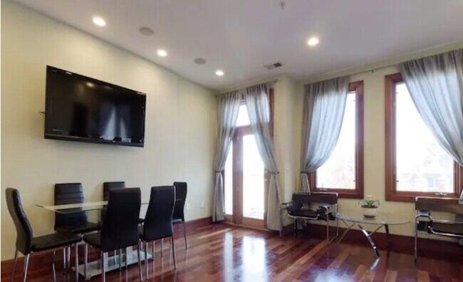 Building Photo - 2803 Ontario Rd NW