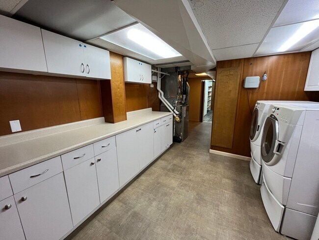 Building Photo - Amazing NE Portland 4Bd + 3Ba ~ House Sola...