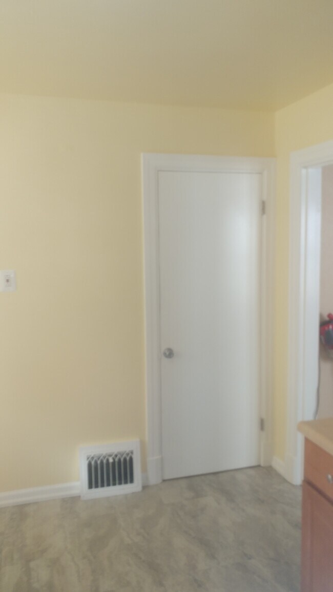 Building Photo - 9946 Carlyle Ave