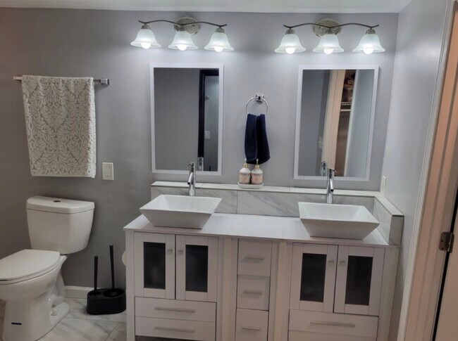 Building Photo - 1372 Lockwood Dr SW