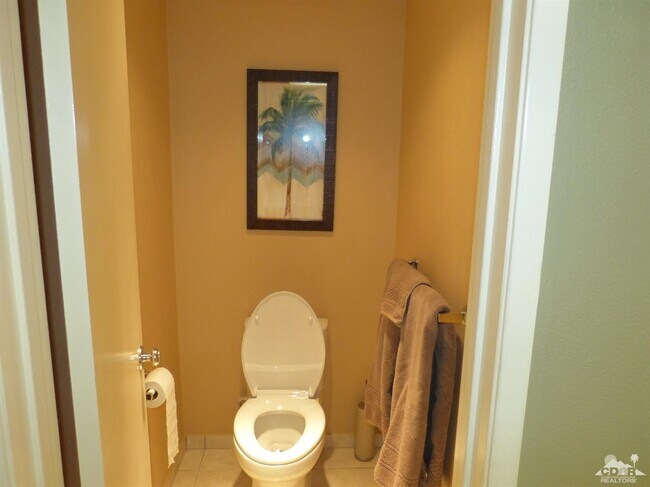 Building Photo - 221 Vista Royale Cir W
